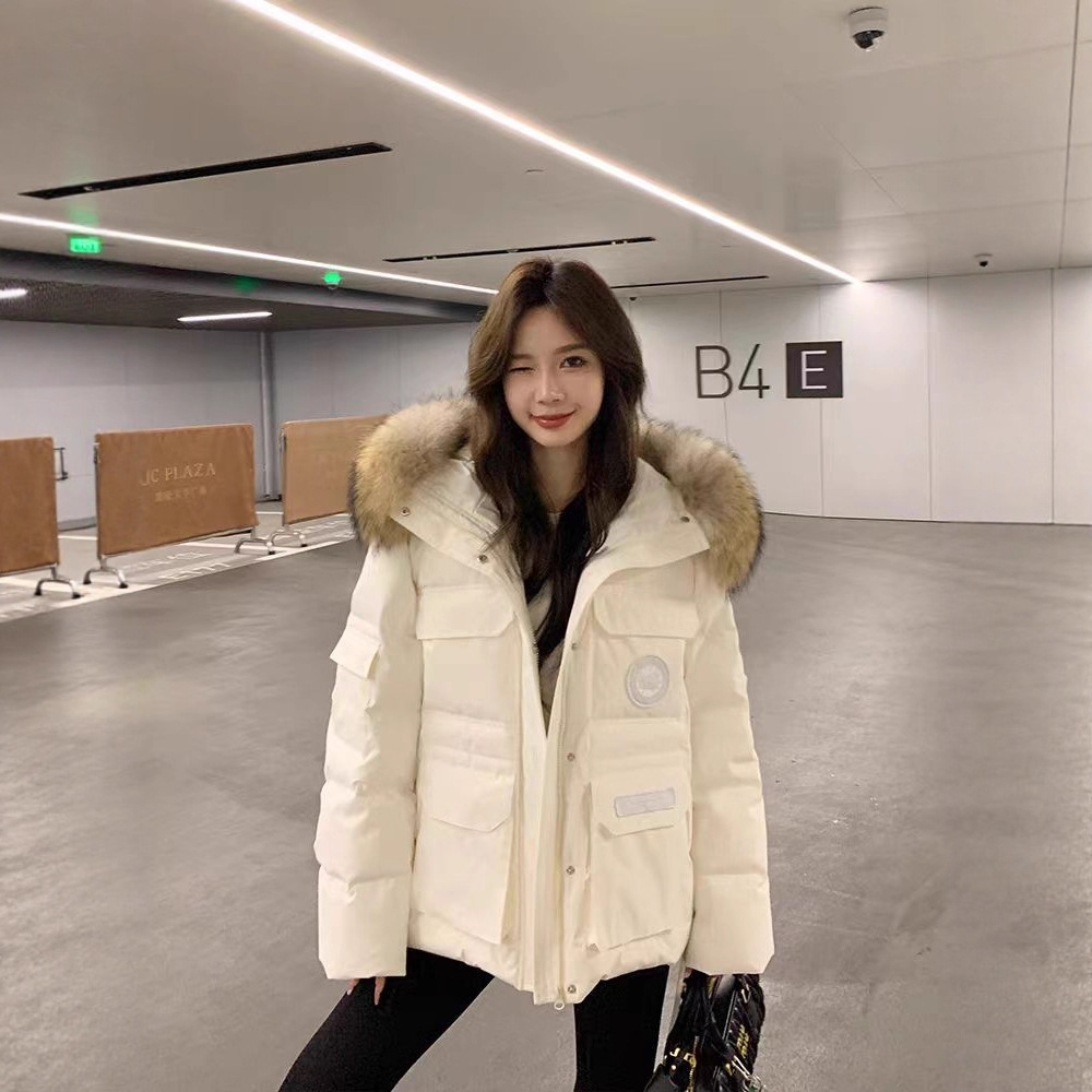 패딩 재킷을 극복하는 여성 쇼트 기장