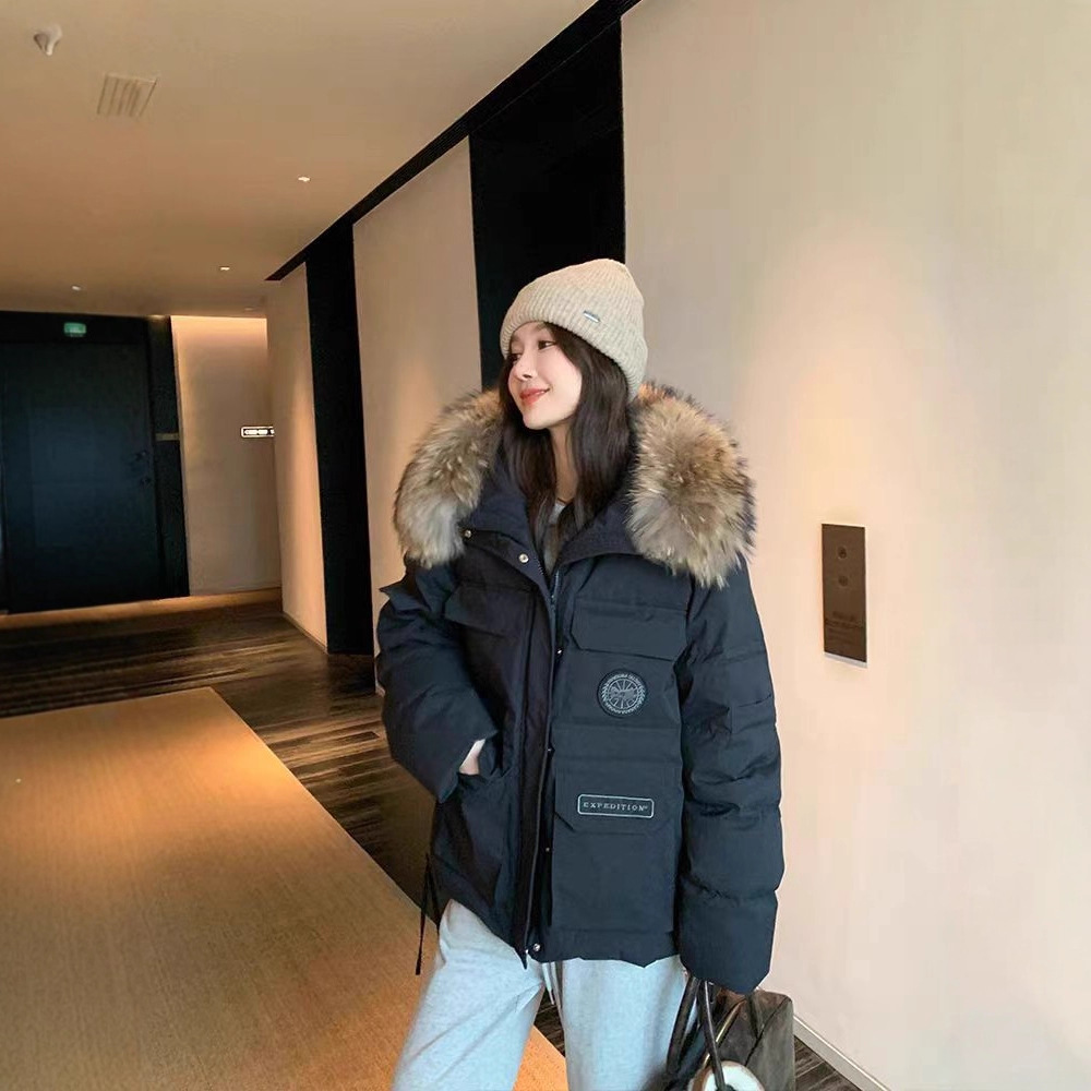 패딩 재킷을 극복하는 여성 쇼트 기장