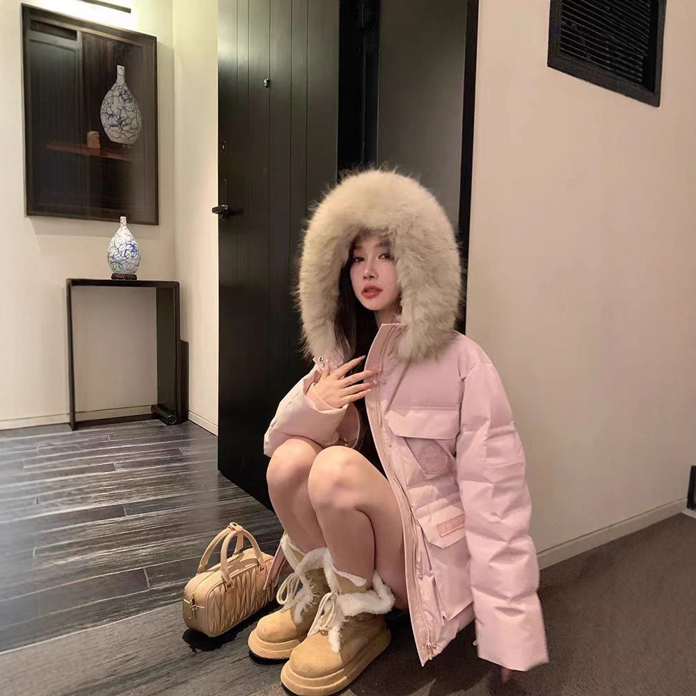 패딩 재킷을 극복하는 여성 쇼트 기장