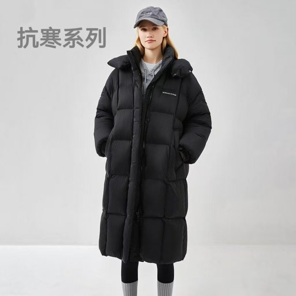 눈 내리는 가운데 날리는 롱 패딩 여성 점퍼