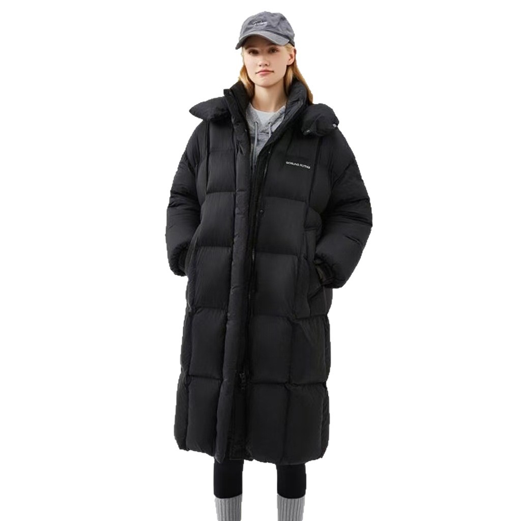 눈 내리는 가운데 날리는 롱 패딩 여성 점퍼