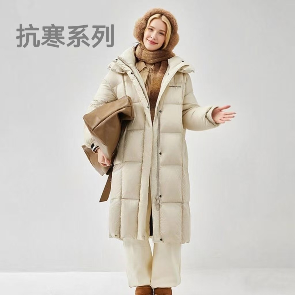 눈 내리는 가운데 날리는 롱 패딩 여성 점퍼