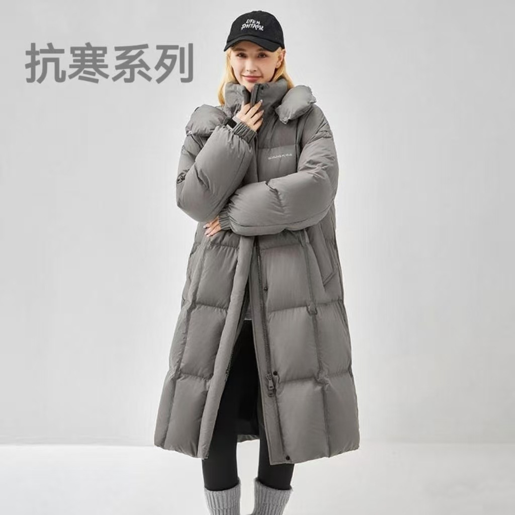 눈 내리는 가운데 날리는 롱 패딩 여성 점퍼